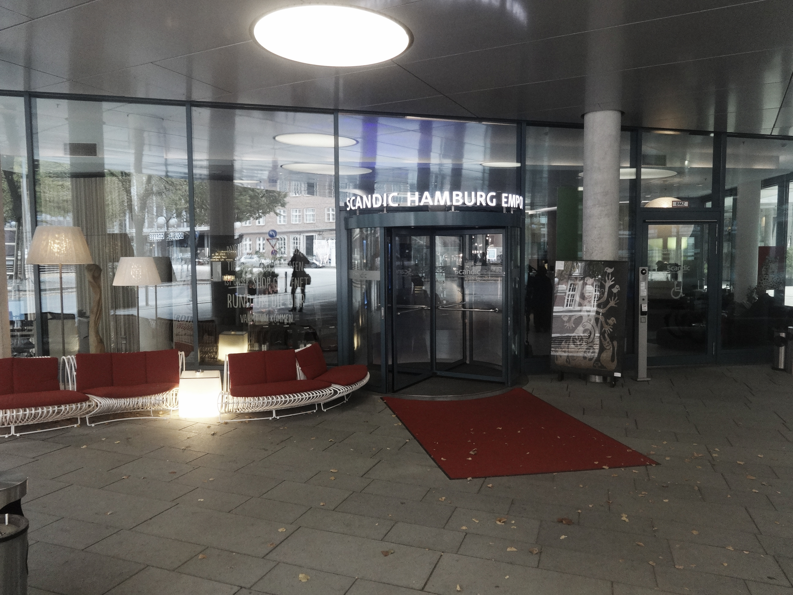 Eingang des Scandic Hamburg Emporio